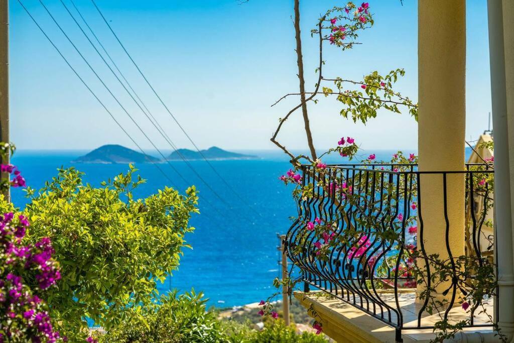 Azure Apartment With Sea View In カルカン エクステリア 写真