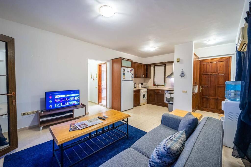 Azure Apartment With Sea View In カルカン エクステリア 写真