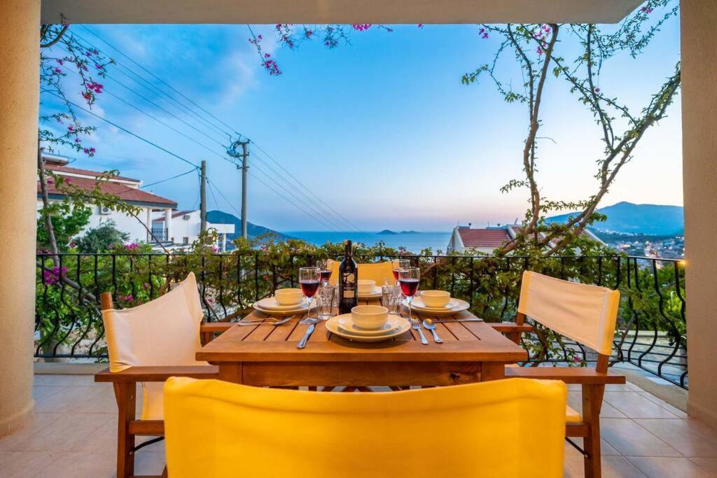 Azure Apartment With Sea View In カルカン エクステリア 写真